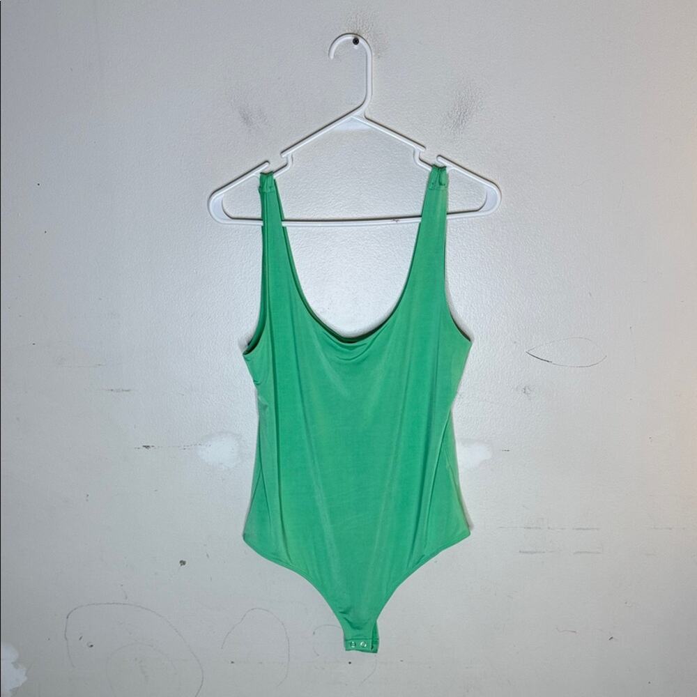 Express Green Scoop Neck Sleeveless Bodysuit Size Large NEW!